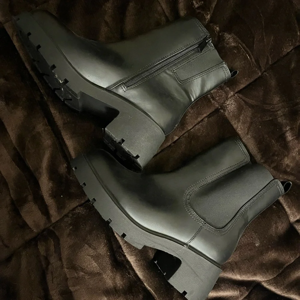 Torrid Lug Sole Chelsea Booties brand new - Picture 1 of 6